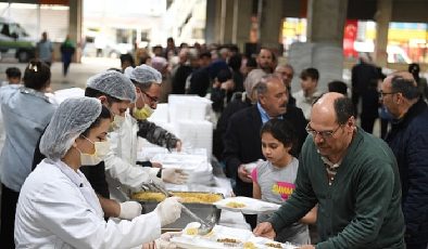Başkan Aydın bin kişiyle aynı anda iftar verdi