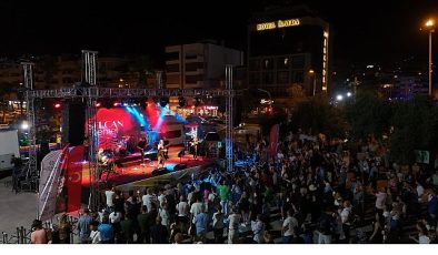 Başkan Çerçioğlu Vatandaşları Kuşadası’nın Eşsiz Mavisinin Eşliğinde Sanatın Ritmiyle Buluşturdu