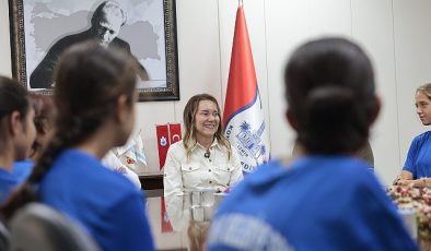 Başkan Mutlu şampiyon kızları ağırladı: Sizinle gurur duyuyoruz​