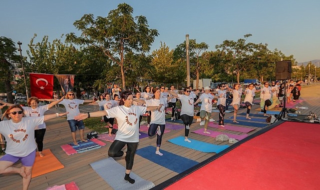 Bayraklı sahilde buluşup, yoga yaptılar – Dünya Yoga Günü’nde renkli etkinlik