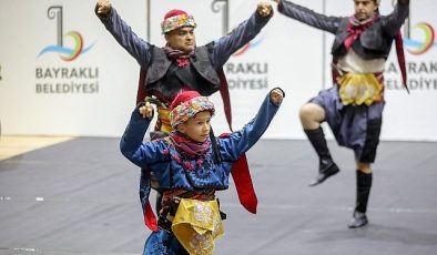 Bayraklı’da halk dansları gösterisi nefes kesti