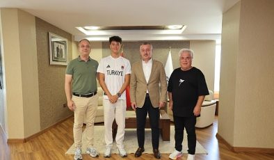Büyükakın, genç milli yüzücüyü kabul etti