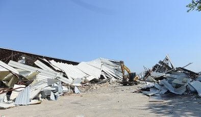 Çalı’da 2 bin 300 metrekarelik kaçak depo yıkıldı