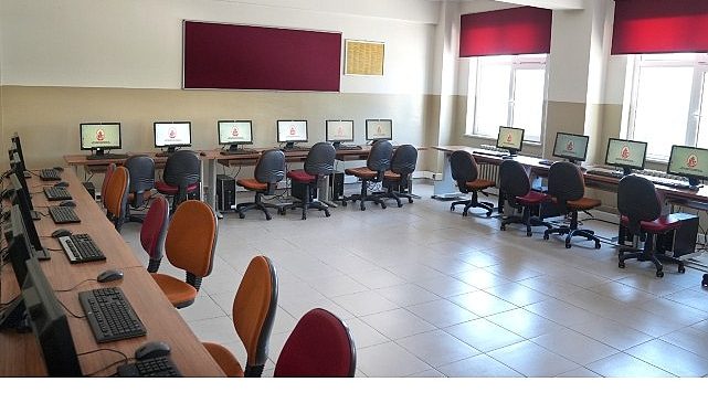 İETT’nin gençlere teknoloji desteği sürüyor.
